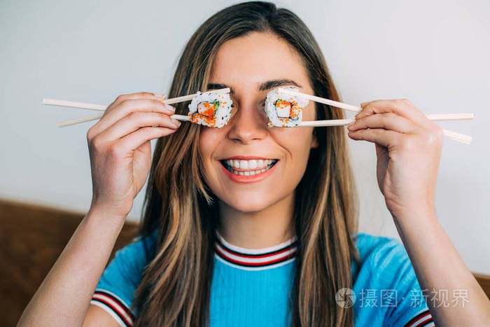 用寿司遮住眼睛的女人
