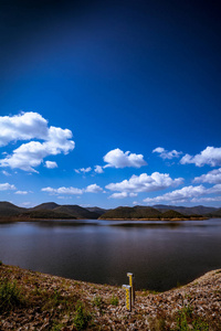 湖山和蓝色天空背景