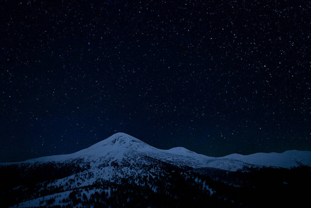 喀尔巴阡山的雪峰的星空