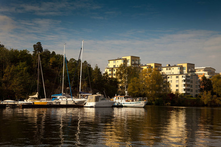 水道 船和漂亮的古建筑，在斯德哥尔摩，瑞典
