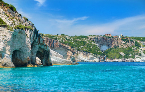 蓝洞和 Ionian sea 上岛扎金索斯在希腊和观光点和在岩石上的酒店的蓝色水的美丽景色。关于希腊假期度假旅游船旅行旅行旅行