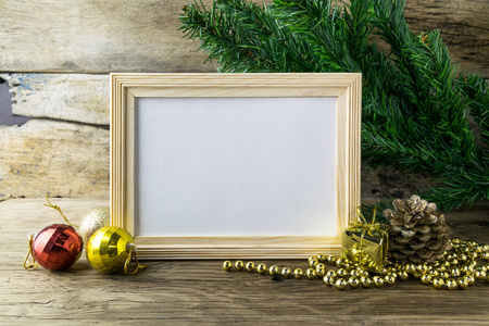 老木背景图片框和圣诞装饰品
