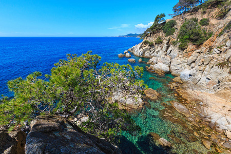 夏季海岩石海景西班牙。