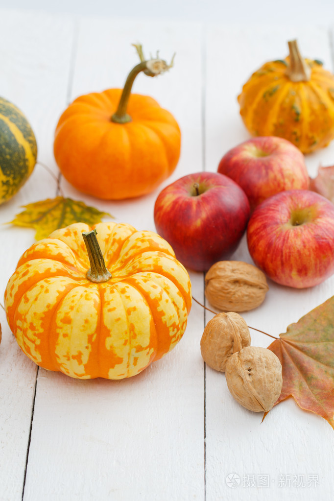 用核桃和苹果多彩南瓜