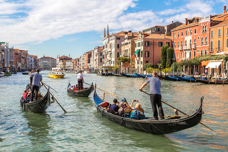 吊船在威尼斯的大运河上