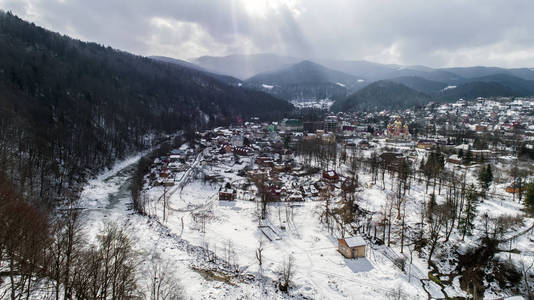 乌克兰 Yaremche 冬季的喀尔巴阡山山脉鸟瞰图
