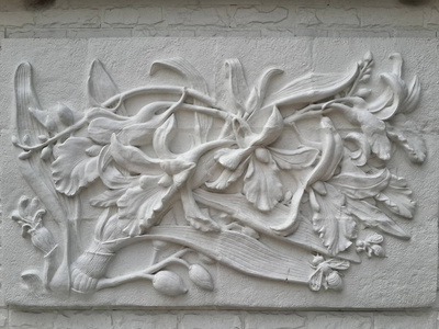 在墙浅浮雕粉刷石膏,描绘出了花百合.曼谷,泰国照片