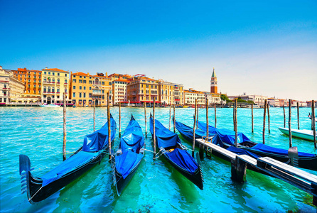 威尼斯地标圣马钟楼吊船和大运河