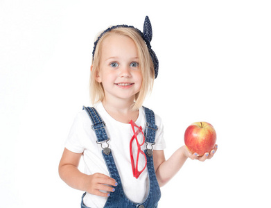 女孩一个学生拿一个苹果