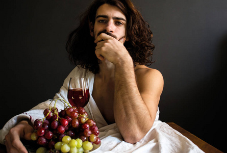 长长的卷发，一杯红色的饮料与葡萄餐桌板照片半裸帅哥
