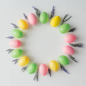 创造性的复活节花圈由五颜六色的蛋绘以强力和柔和的颜色