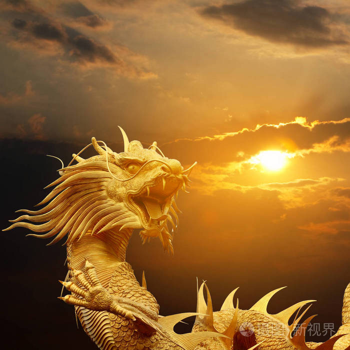 日落时天空金色中国龙