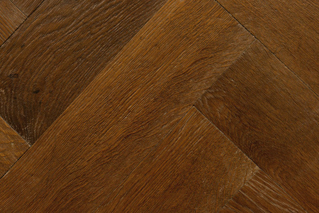 细黑棕色实木复合地板的纹理照片