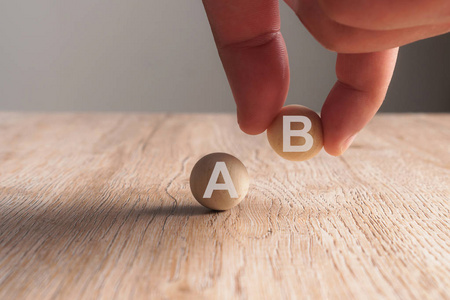 手放在一个 B 字写在木球