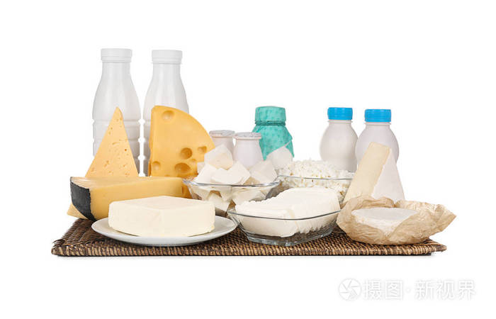 在白色背景上的新鲜乳制品