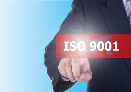 商人按 iso 9001 按钮在虚拟屏幕上与 word iso 9001 蓝色背景。质量斯坦达特 iso 理念