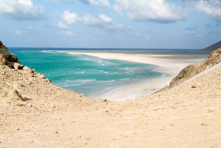 海滩上的 Qalansiya，也门