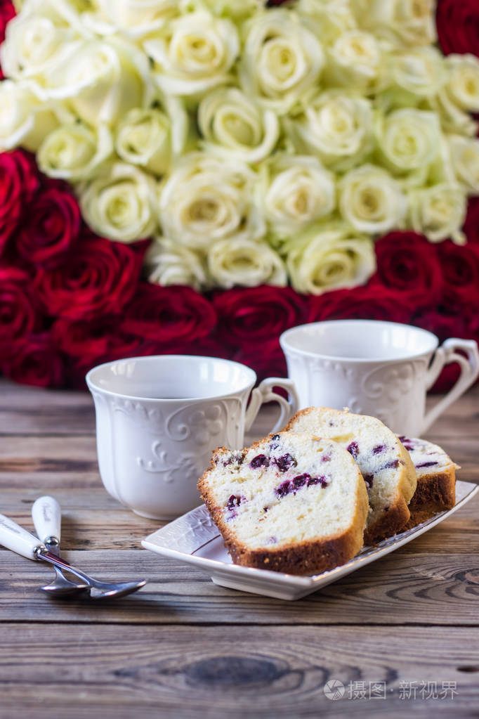 红玫瑰和咖啡的香味