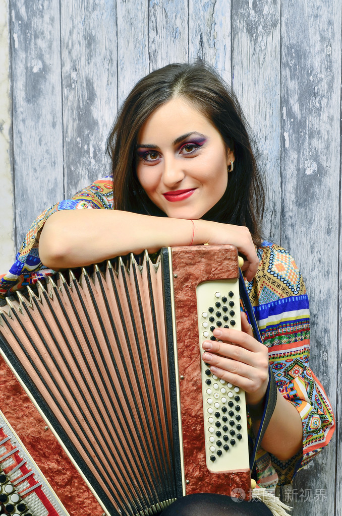 微笑在拉手风琴的黑发女人
