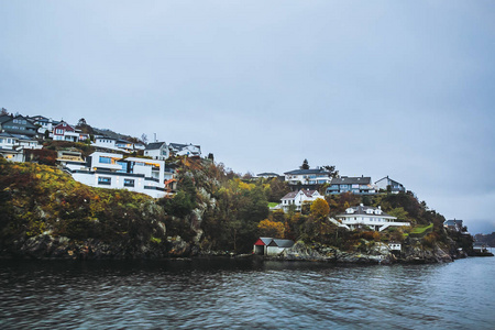 天气多雾的城市景观的视图