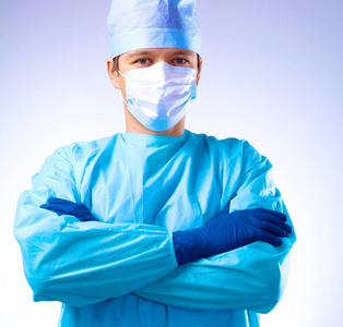 男人的外科医生在手术室中占有一把手术刀