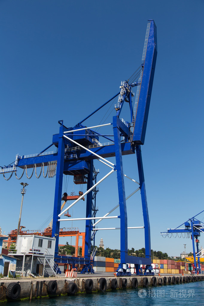 蓝色港口起重机