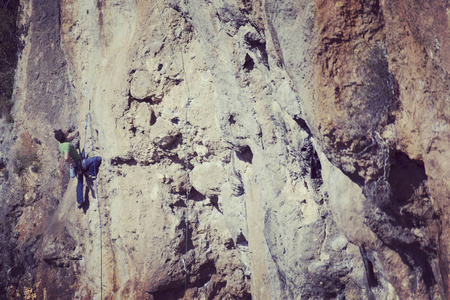 在土耳其攀岩。登山者爬上了路线。照片