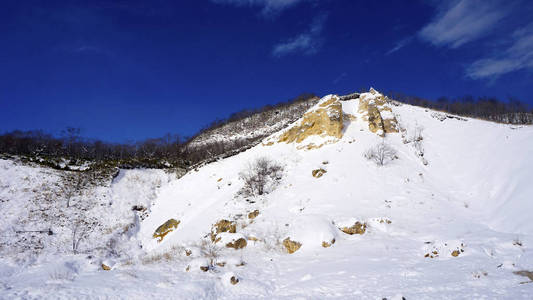 登别温泉雪山蓝天地狱谷冬季