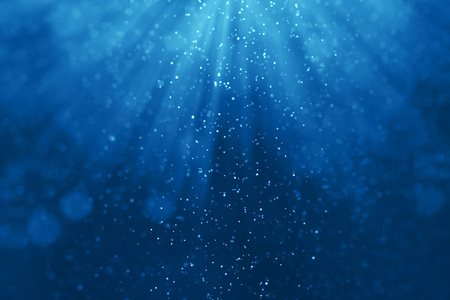 深蓝色海洋波浪从水下背景与微粒照片