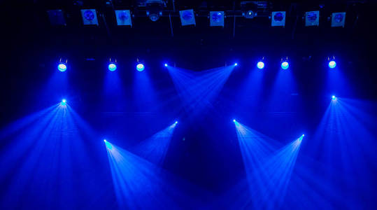 蓝色的光线，所以通过在舞台上烟。剧院演出。照明设备