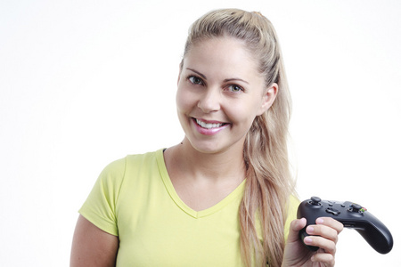 年轻女人玩视频游戏用无线操纵杆