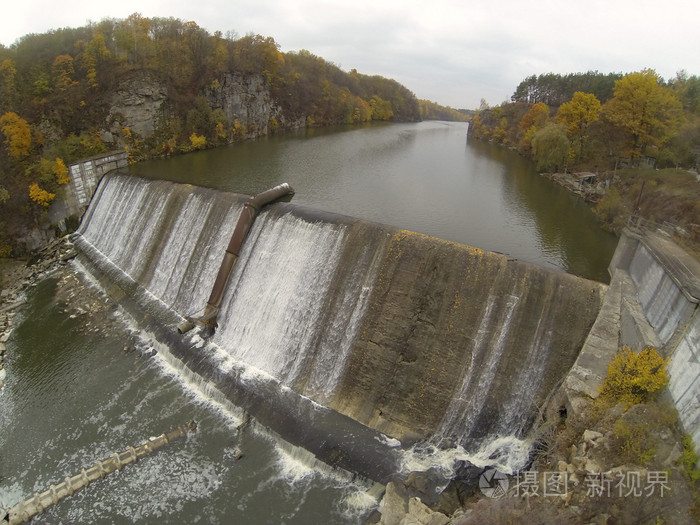 teteriv河上的水坝的航拍照片