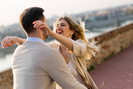 幸福夫妻爱拥抱和微笑户外照片