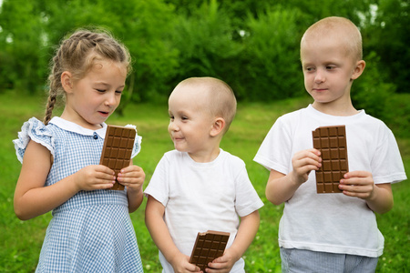 快乐的孩子们在她手中的巧克力