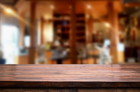 选定的重点空褐色的木制圆桌和店或   雷斯塔