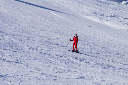 单板滑雪，滑雪者骑手在山上。极端的滑雪随心所欲的运动。Solden，阿尔卑斯山奥地利