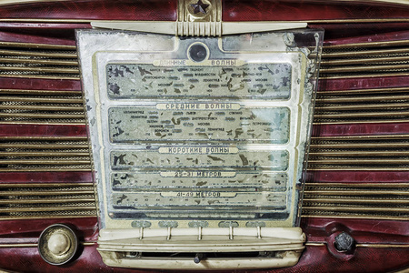 复古的收音机。在俄语中显示面板题字 波段德