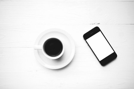 手机与咖啡杯子黑色和白色颜色样式