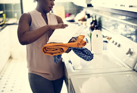 非洲妇女洗衣服