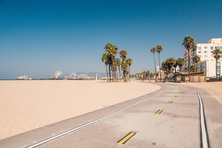 在洛杉矶的威尼斯海滩上的自行车车道. 加利福尼亚州美丽的海滩。Californication