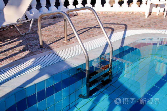 在游泳池的扶手.带楼梯特写的游泳池.池扶手视图.
