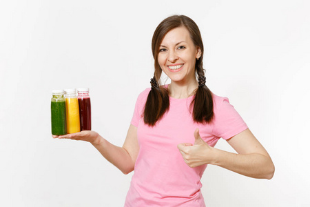 有趣的女人持有一排绿色, 红色, 黄色的排毒冰沙酒瓶在白色背景隔离。适当的营养, 素食饮料, 健康的生活方式, 节食的概念。复制