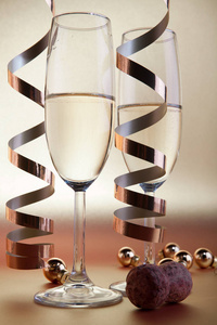 两只香槟玻璃杯，金色的背景上