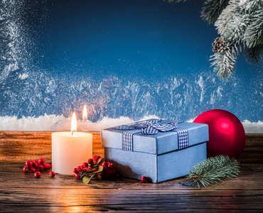 礼品盒 蜡烛灯和冻结的窗口。圣诞节背景