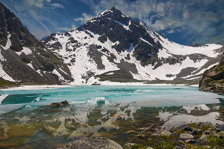 美丽的夏日风景，阿尔泰山俄罗斯