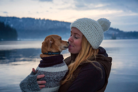 belc年轻女子抱着她的小狗, 吉娃娃, 在她的怀里, 在一个充满活力的