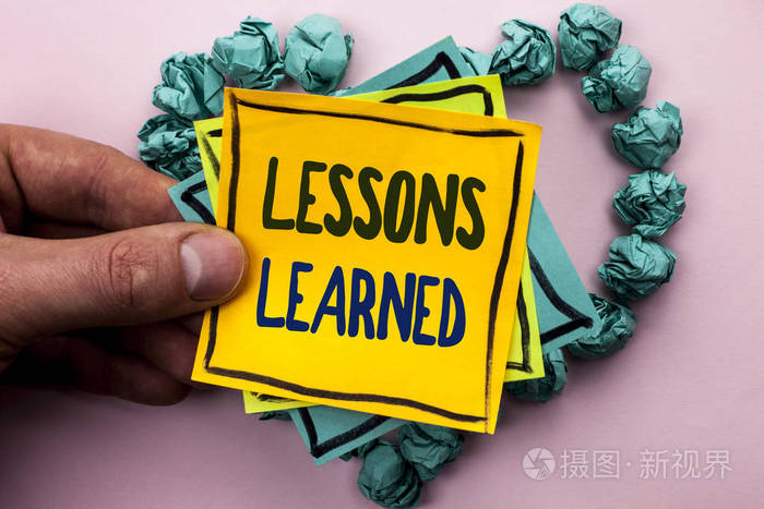 手写文字经验教训未来应考虑的概念意义的经验写在纸上的人纯背景粘