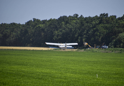 飞机农业航空 An2。喷洒肥料和杀虫剂在领域与航空器
