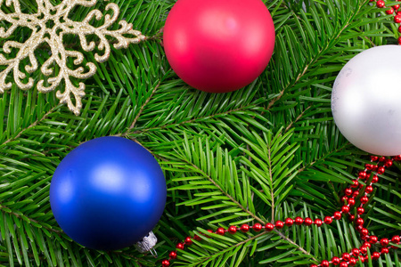 背景圣诞树上的彩球和花环星星