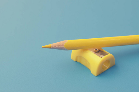 用削刀削尖彩色铅笔照片